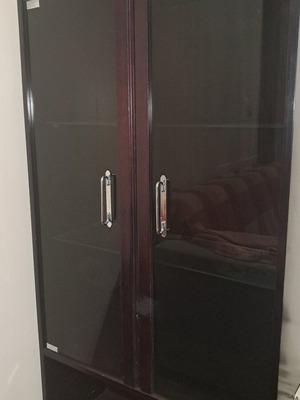 Showcase dark brown, like new, with 2 glass shelves