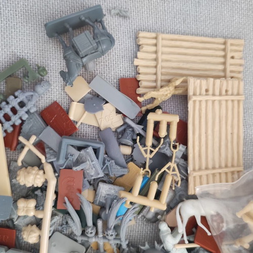 Modeling figures with bicycles, horses, soldiers, weapons and civilians, scale 1/72