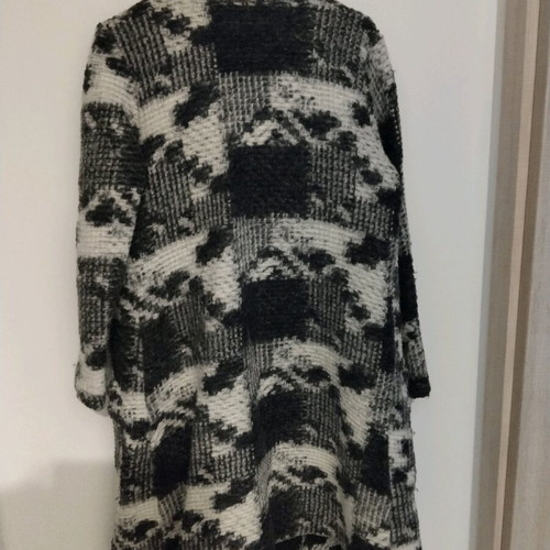 Coat cardigan used with patterns in gray and white
