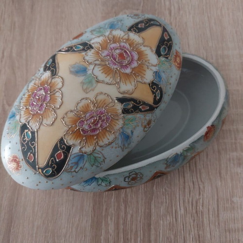 Royal Satsuma ceramic box hand painted, like new, collectible