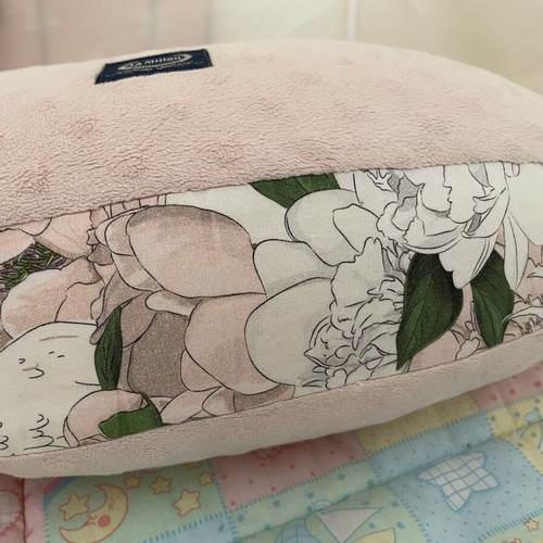 La Millou nursing pillow chicken shape