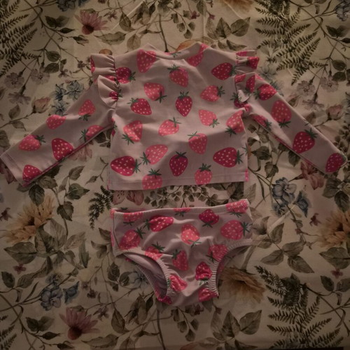 Girls' swimsuit Gap 6-12 months like new
