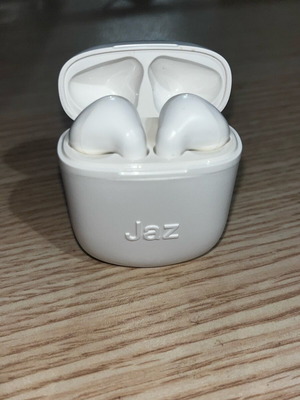 Bluetooth earbuds like new with charger