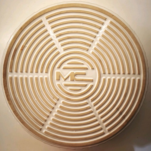 Pyrex heat-resistant cookware used with slight crack, 27cm diameter