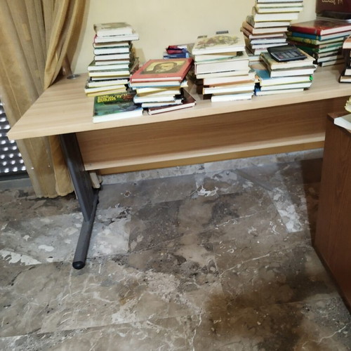 Desk 180x80x75 like new, wood and metal