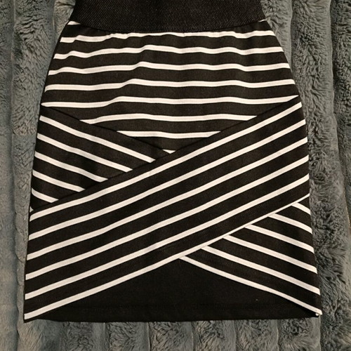 Actius mini skirt like new, black and white with triangular front opening