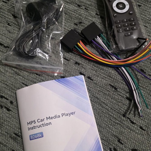 Car radio screen with Android Auto and CarPlay