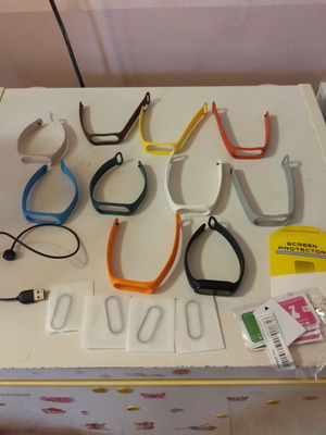 Xiaomi Mi Smart Band 6 употребяван с 9 каишки и 4 протектора за екран