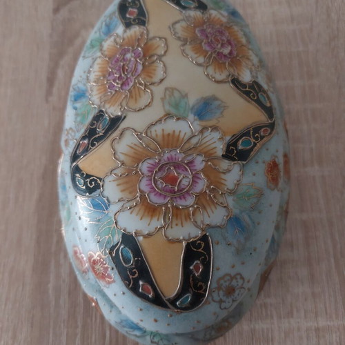 Royal Satsuma ceramic box hand painted, like new, collectible