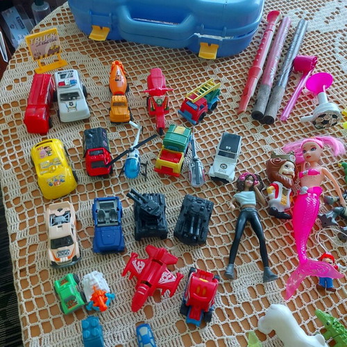 Children's toys used, set of 84 pieces with plastic box
