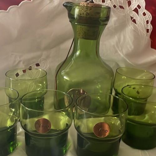 Italian set green bottle and 8 wine glasses new