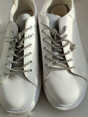 Snickers women's shoes like new, athletic, size 40, white