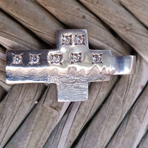 Silver cross with embedded zirconia, like new, Apefthon