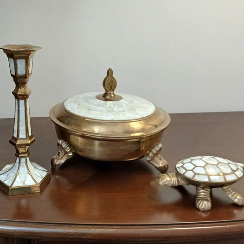 Bronze decorative set with embedded shells