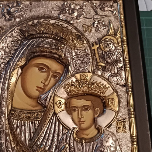 Επάργυρη βυζαντινή εικόνα της Παναγίας που κρατά τον Ιησού Χριστό