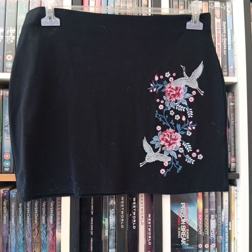 Janina μίνι ελαστική φούστα size XL με κεντητό σχέδιο σαν καινούργιο, μαύρη πολύχρωμη