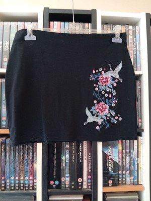 Janina μίνι ελαστική φούστα size XL με κεντητό σχέδιο σαν καινούργιο, μαύρη πολύχρωμη