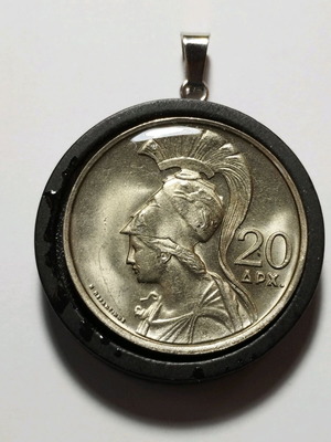 Μενταγιόν με Ελληνικό νόμισμα 20 Δραχμές 1973 Β ακυκλοφόρητο καινούργιο με υγρό γυαλί