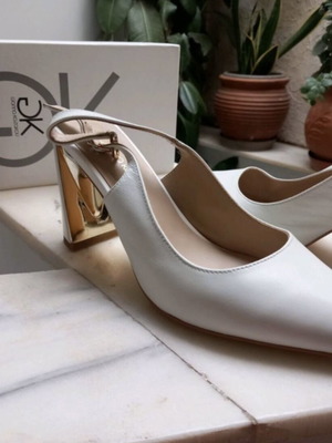 Kazaku white pumps size 40, heel height 9.5 cm