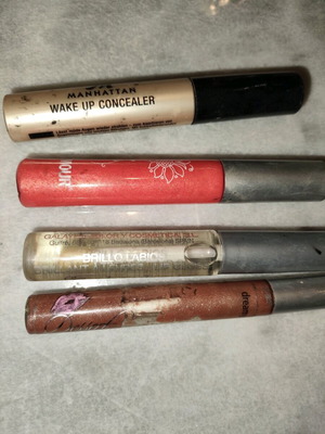 Lipgloss pack of 3 used with coral, bronze and clear shades