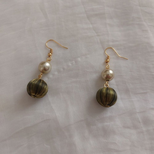 Golden Vintage dangling earrings with pearl and bronze beads