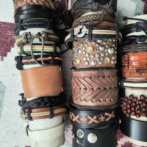Leather bracelets like new, pack of about 90 pieces