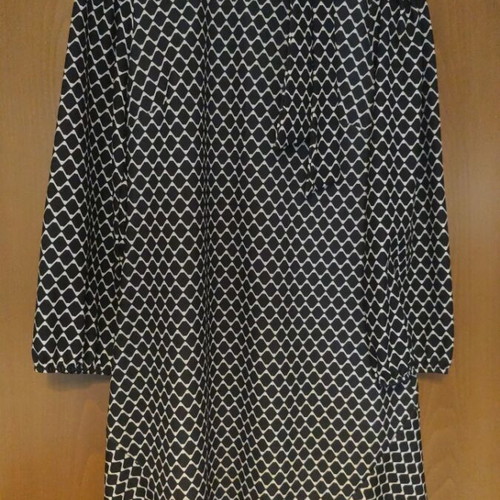 Sfera Collection dress like new with integrated scarf, size L, black and white