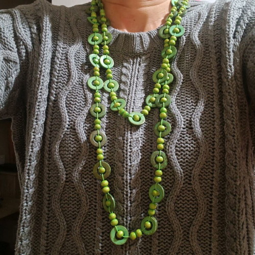 Wooden necklace new, long, green