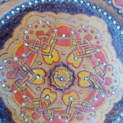 Wooden carved decorative plates, diameter 18cm, set of 2