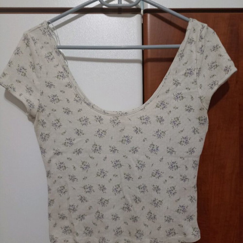 Women's short-sleeve white cream floral t-shirt H&M like new, size M