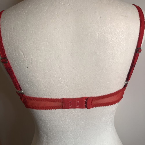 Bra Med 70D red like new