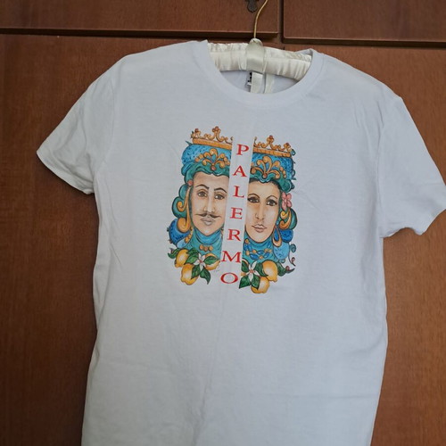 T shirt women’s size M like new, worn once in Sicily