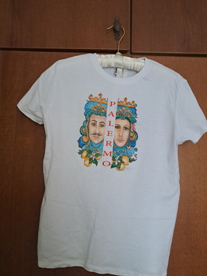 T shirt women’s size M like new, worn once in Sicily