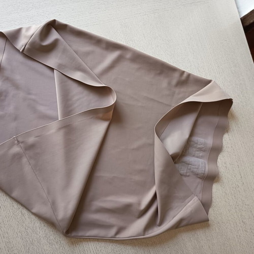 Sculpting silhouette skirt new, size L fits M, beige