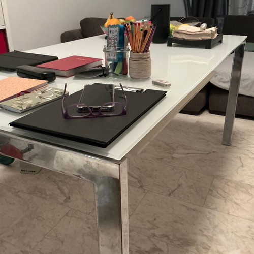 Kitchen table like new with dimensions 77x90x160-210 cm