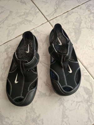 Nike Sunray Protec sandal size 31 like new, black