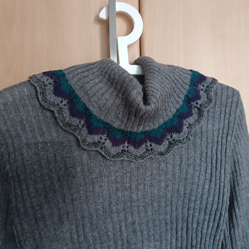 Knitted dress like new, size M, gray with petrol and purple patterns