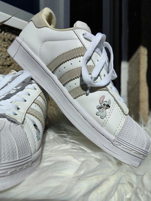 Adidas Superstar x Disney Lilo & Stitch лимитирани кецове в бяло и бежово