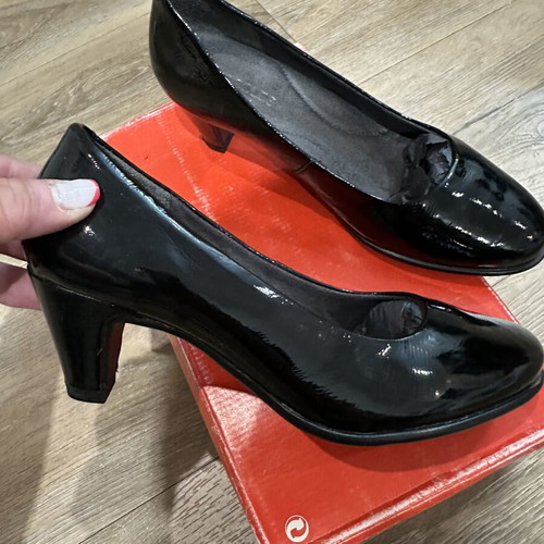 Aerosoles leather patent pumps size 37, black