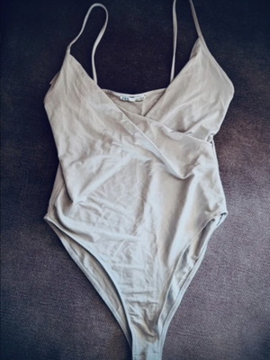 Κορμάκι γκρι nude με τιράντες από Zara