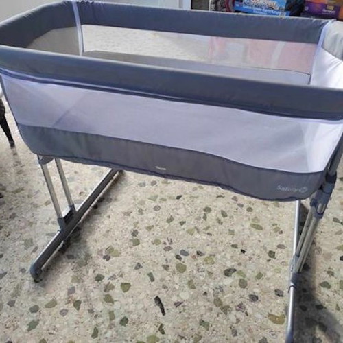Safety baby cot used with side opening and adjustable height
