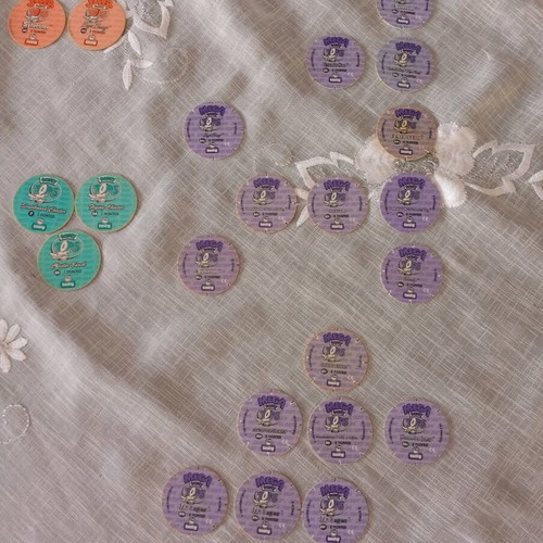 Tasty tops collectible caps like new, pack of 28 from 1995