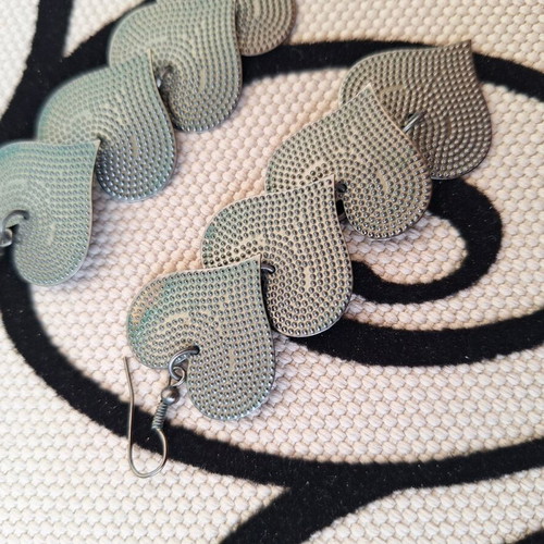 Metal heart earrings like new, gray