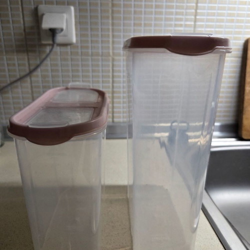 Food storage containers like new, set of 4 large 2.8L and 2 small 2L