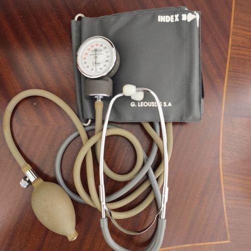 Analog Blood Pressure Monitor G. Leoussis like new with carrying case