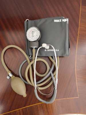 Analog Blood Pressure Monitor G. Leoussis like new with carrying case