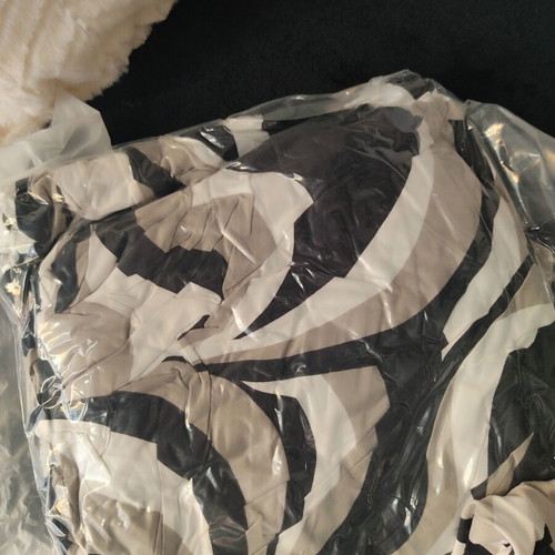 Sofa covers set of 3 like new with 3 small pillowcases