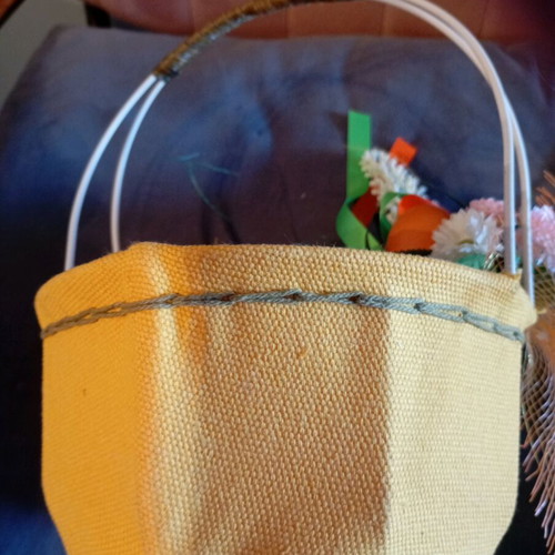 Vintage Easter basket like new with egg and flowers