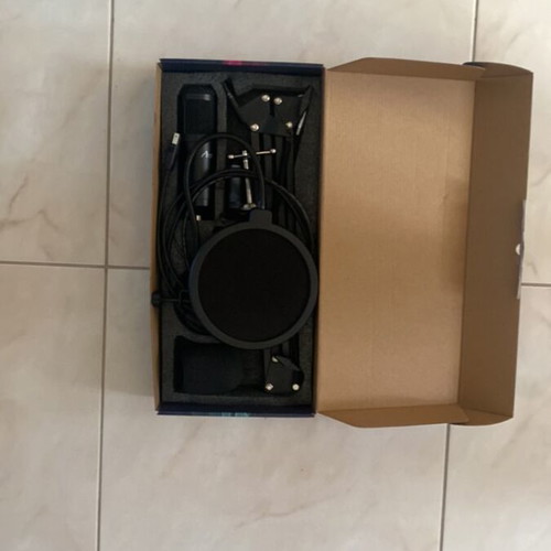 Microphone like new for gaming, streaming, chatting, dubbing