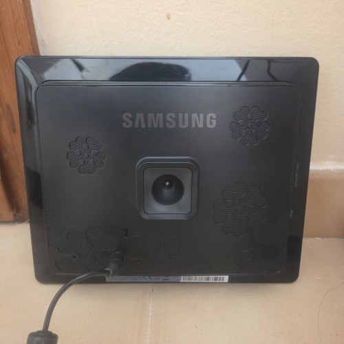 Samsung SPF-85H digital photo frame like new with power supply and 2GB memory card